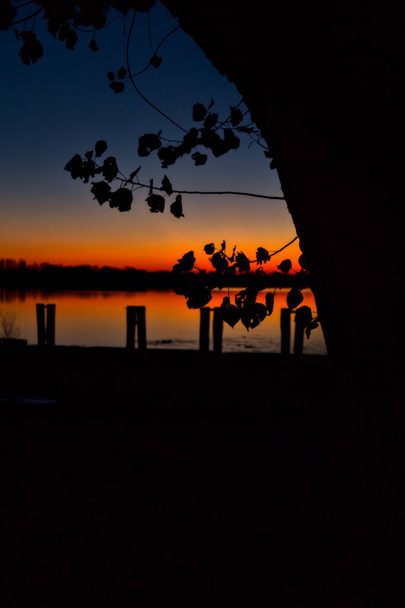 秋の夕日の湖の桟橋 - 写真・画像