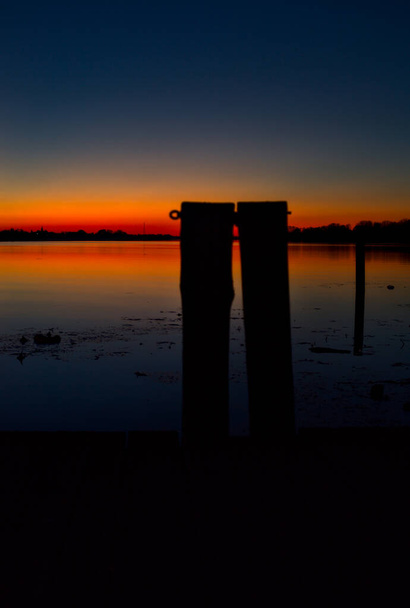 Pier van een meer bij zonsondergang in de herfst - Foto, afbeelding