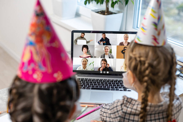 Familia feliz con dos hermanos celebrando cumpleaños a través de Internet en tiempo de cuarentena, autoaislamiento y valores familiares, fiesta de cumpleaños en línea - Foto, Imagen