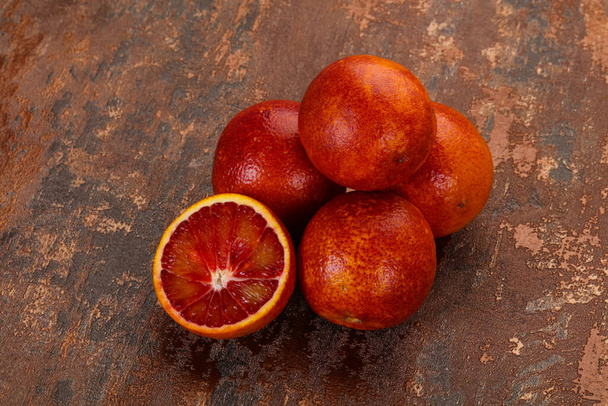 Montón de naranja rojo dulce sobre la mesa
 - Foto, imagen