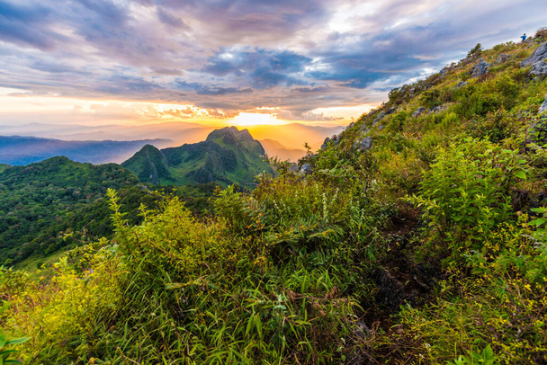 Krásná hora hluboký les trekking cesta proti modré obloze na severu Thajska - Fotografie, Obrázek