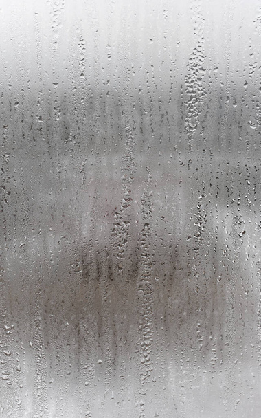 Condensación por goteo, gotas de agua fondo Textura de condensación de gota de lluvia. Primer plano para vidrio nebulizado con gotitas de agua que drenan  - Foto, Imagen