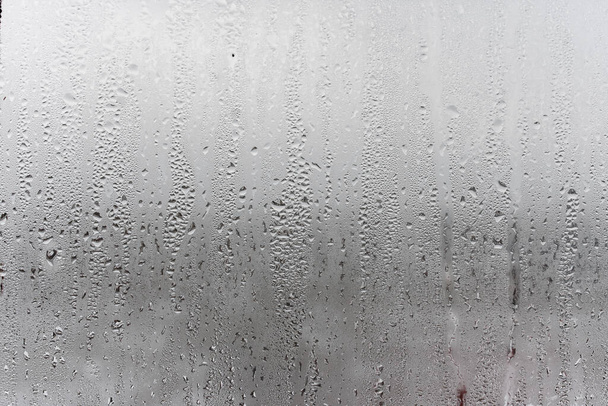 Капельная конденсация, капли воды Фон капли дождя Конденсация текстуры. Закрыть на туманное стекло с каплями воды, стекающими вниз  - Фото, изображение