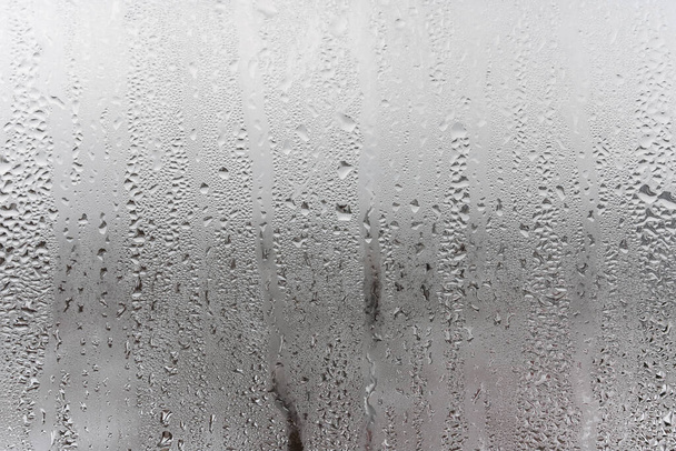 Kapající kondenzace, kapky vody Pozadí Dešťové kapky Kondenzační textura. Zavřít pro zamlžené sklo s kapkami vody stékající dolů  - Fotografie, Obrázek