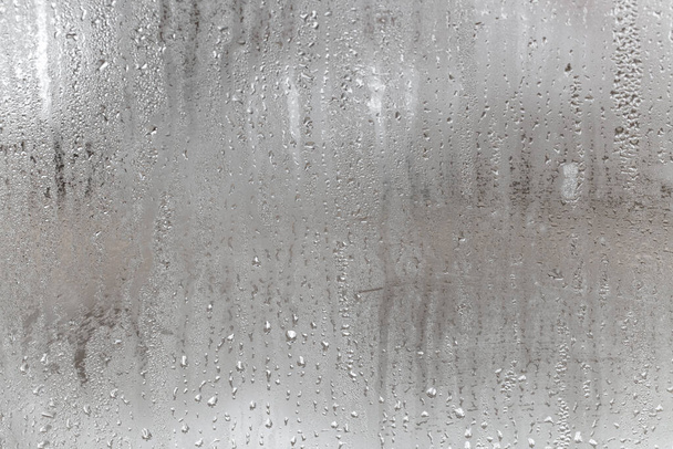 Sis damlacıkları süzülen cam damlaları için kapatın. Damlayan Yoğunlaşma, Su Damlaları Arkaplan Yağmuru Damlası Yoğunlaşma Dokusu - Fotoğraf, Görsel