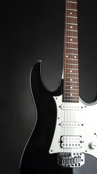 Nahaufnahme einer schwarzen modernen E-Gitarre - Foto, Bild