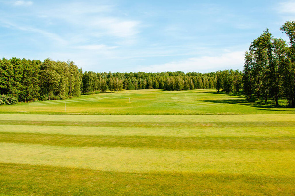πράσινο γήπεδο γκολφ και μπλε συννεφιασμένο ουρανό. ευρωπαϊκό τοπίο - Φωτογραφία, εικόνα