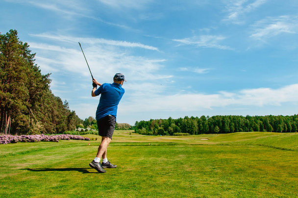 jugador de golf en campo de golf profesional. Golfista con palo de golf tomando un tiro - Foto, Imagen