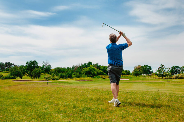 プロのゴルフコースでゴルフ選手.ゴルフクラブとゴルファーはショットを撮る - 写真・画像