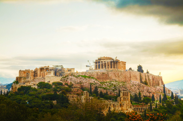 Akropolis aamulla auringonnousun jälkeen
 - Valokuva, kuva