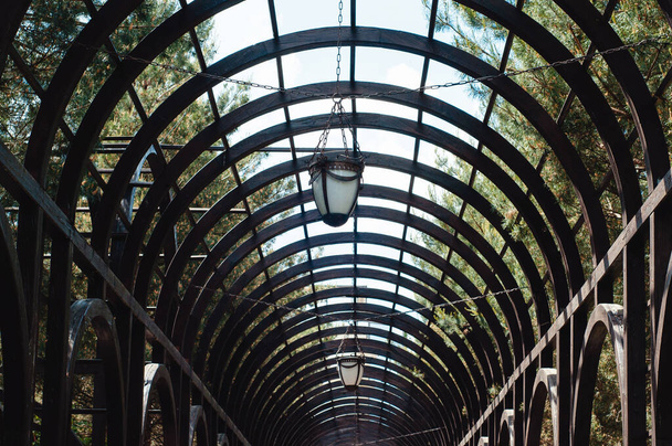 Puinen kaari hangaari penkit puistossa - Valokuva, kuva