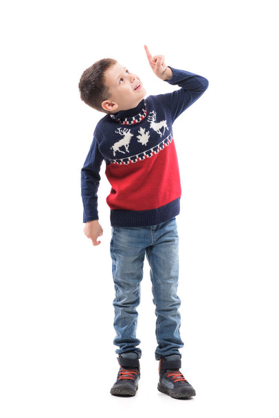 Boldog izgatott fiatal gyerek karácsonyi pulóverben virtuális valóság érintőképernyővel mutatva ujjal felfelé. Teljes test portré elszigetelt fehér háttér.  - Fotó, kép