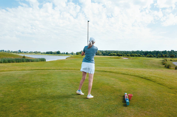 Žena golfista udeří míč na golfovém hřišti. - Fotografie, Obrázek