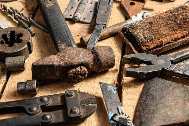Старые старинные инструменты домашнего обихода натюрморт на деревянном фоне в DIY и ремонт концепции - Фото, изображение