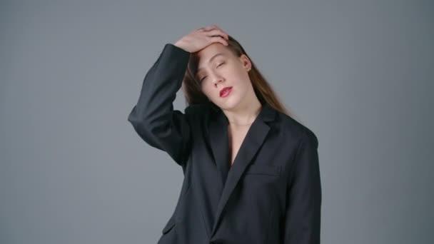 Zeitlupe-Video von zitternden Haaren Frau in schwarzer Jacke Übergröße - Filmmaterial, Video