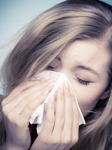 Flu allergy. Sick girl sneezing in tissue. Health - Foto, Bild