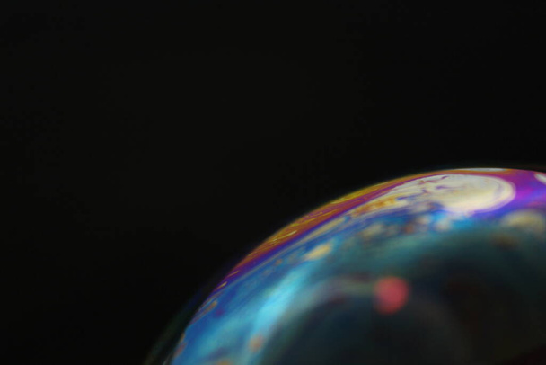 Gezegenlerin renkleri uzay küresinin soyut sabun fonlarını etkiler - Fotoğraf, Görsel