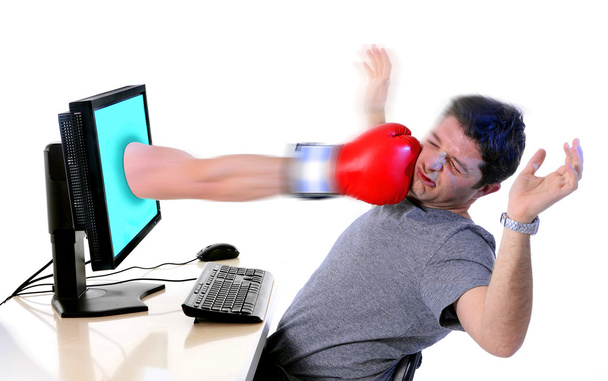 άνθρωπος με υπολογιστή που επλήγησαν από το γάντι του μποξ κοινωνικών μέσων μαζικής ενημέρωσης στον κυβερνοχώρο mobbing - Φωτογραφία, εικόνα