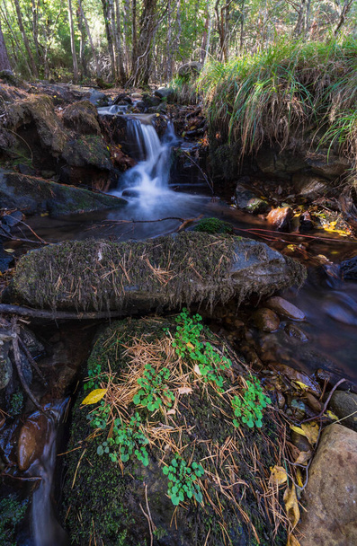 Jesienny krajobraz z wodospadem w Parku Naturalnym Moncayo - Zdjęcie, obraz