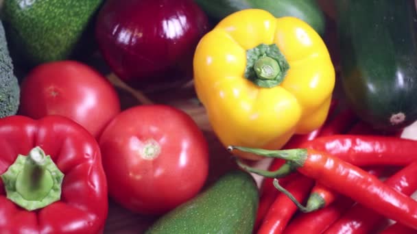 Värikkäitä vihanneksia lähikuva keittiön pöydällä. - Materiaali, video