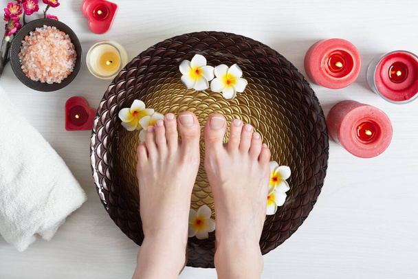 Vrouwelijke voeten bij spa pedicure procedure bij schoonheidssalon. Pedicure bij luxe spa. - Foto, afbeelding