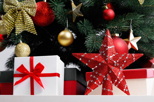 Decorated christmas tree with gifts close up - Φωτογραφία, εικόνα