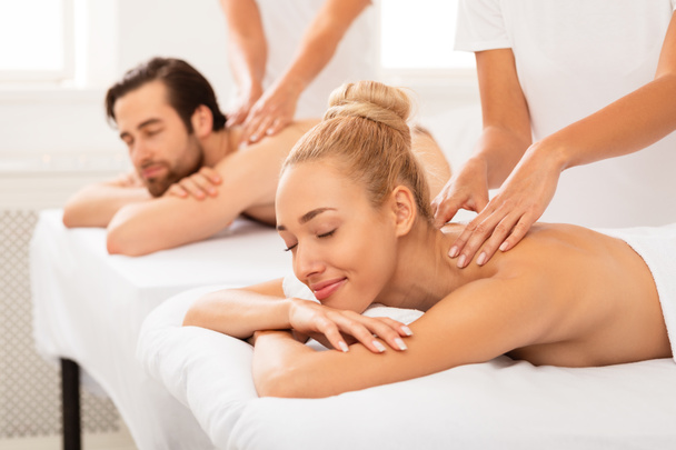 Koppels Massage, Relaxed Echtgenoten Genieten Procedure Liggen in Spa - Foto, afbeelding
