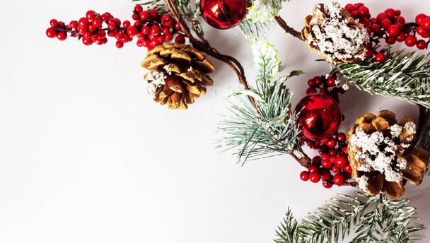 Рождественская елка с новогодними украшениями изолирована на белом фоне. Место для написания. - Фото, изображение