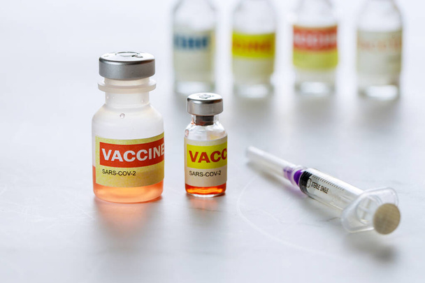 Pojemniki szklane SARS-COV-2 szczepionka przeciw koronawirusowi COVID-19 do zwalczania pandemii koronawirusowej. - Zdjęcie, obraz