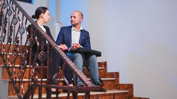 Job partners bespreken zitten op trappen in het bedrijfsleven - Foto, afbeelding