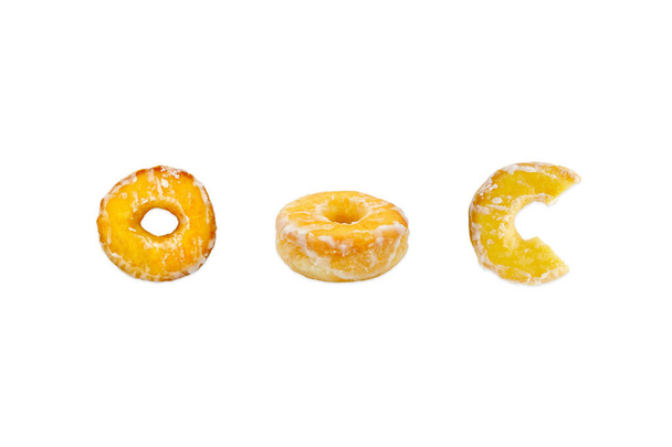 Donuts geïsoleerd op witte achtergrond - Foto, afbeelding