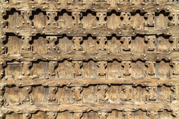 Superficie de madera nostálgica vieja estructurada de madera vieja marrón con clavos de madera como fondo - Foto, Imagen