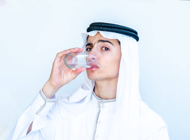 Arabo giovane bere bicchiere d'acqua - Foto, immagini