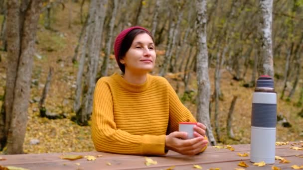 viajero mujer bebe té termo en el fondo de la naturaleza - Metraje, vídeo