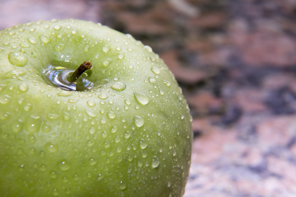 Green apple with water drops - Foto, afbeelding
