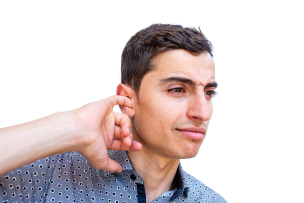 Jeune arabique gars nettoyer son oreille - Photo, image