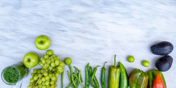 Marbel tahtasında meyve ve sebzeler - Fotoğraf, Görsel