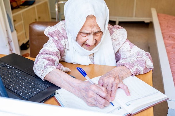 Alte Frauen lernen und schreiben mit Laptop und Notebook - Foto, Bild