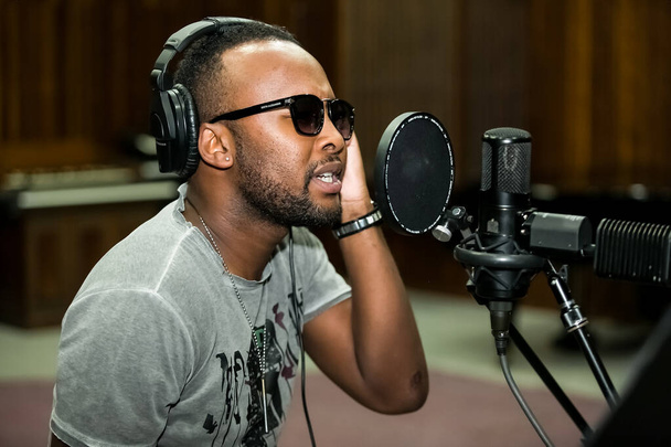 Johannesburg, South Africa - February 17, 2014: African Artist Vusi Nova, South Africa singing in a SABC recording studio - Foto, Imagem