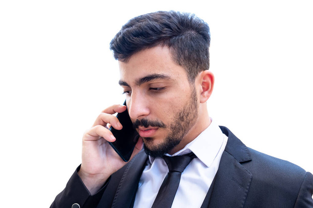İş adamı, iş görüşmelerini sürdürmek ve zamana göre iş güncellemelerini takip etmek için bir çağrı veya video aramasında cep telefonu kullanarak tartışır ve işi tartışır. - Fotoğraf, Görsel