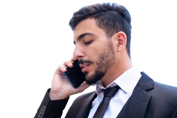 İş adamı, iş görüşmelerini sürdürmek ve zamana göre iş güncellemelerini takip etmek için bir çağrı veya video aramasında cep telefonu kullanarak tartışır ve işi tartışır. - Fotoğraf, Görsel