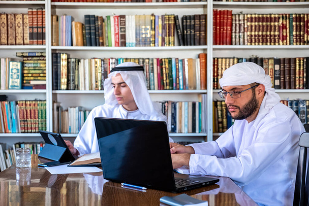 Grupo de amigos árabes que estudian para exámenes en la universidad - Foto, Imagen