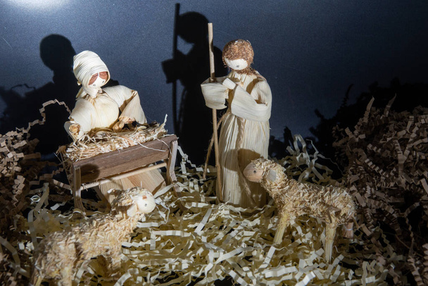 Scène de nativité de Noël avec trois sages présentant des cadeaux à l'enfant Jésus - Photo, image