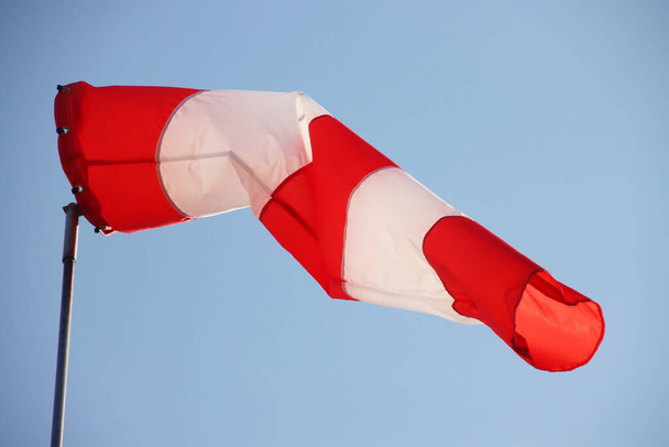 cono di vento rosso e bianco con cielo blu come sfondo nei Paesi Bassi - Foto, immagini