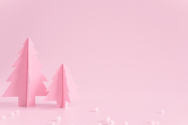 Χριστουγεννιάτικες ιδέες υποβάθρου με χειροτεχνία από χρωματιστό χαρτί κομμένο σε σχήμα χριστουγεννιάτικου δέντρου σε λευκό φόντο κενό χώρο στη δεξιά πλευρά, αντιγραφή έννοια χώρου. - Φωτογραφία, εικόνα
