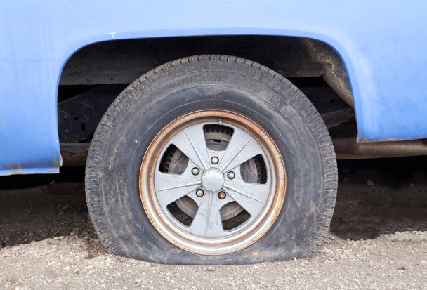 Fechar pneu plano na estrada à espera de reparação - Foto, Imagem