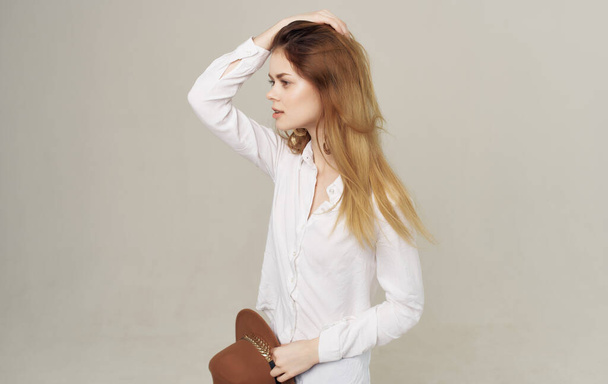 Mujer bonita camisa blanca sombrero moda de lujo estilo elegante decoración - Foto, Imagen