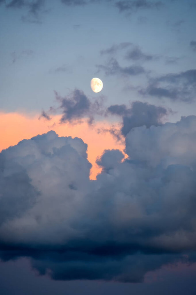Pełnia księżyca o zachodzie słońca nad cudownym zachmurzonym niebem nad południowym morzem włoskim - Zdjęcie, obraz