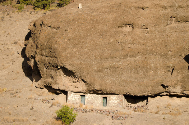 Chata pod skałą w Parku Wiejskim Nublo. - Zdjęcie, obraz