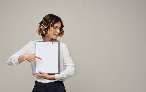 Ділова жінка в білій сорочці документи менеджера офісу
 - Фото, зображення